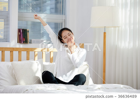 舒展在床上的二十的少婦假日,生活方式 舒展在床上的二十的少婦假日,生活方式 36636489