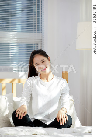 舒展在床上的二十的少婦假日,生活方式 舒展在床上的二十的少婦假日,生活方式 36636491