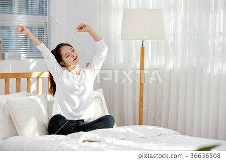 舒展在床上的二十的少婦假日，生活方式 36636508