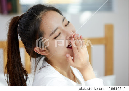 20多歲的年輕女子，在床上伸展 36636541