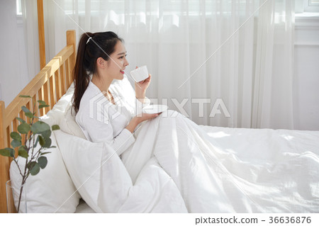 20多歲的年輕女性每天,20多歲的女人喝咖啡 20多歲的年輕女性每天,20多歲的女人喝咖啡 36636876