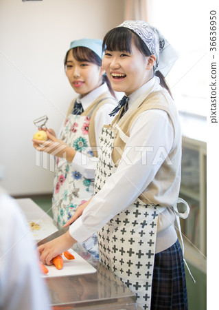 Junior high school student home economics cooking training 36636950