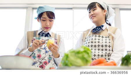 Junior high school student home economics cooking training 36636956