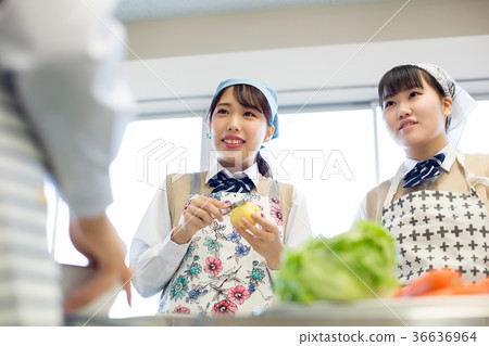 Junior high school student home economics cooking training 36636964