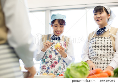 Junior high school student home economics cooking training 36636965