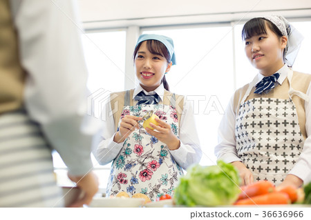 Junior high school student home economics cooking training 36636966