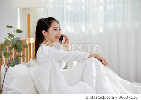 20s young woman's daily life, cell phone, bed 36637110