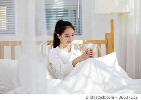 20s young woman's daily life, cell phone, bed 20s young woman's daily life, cell phone, bed 36637112