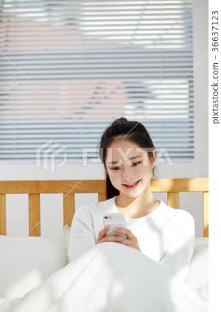 20s young woman's daily life, cell phone, bed 36637123
