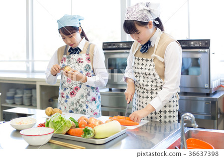 Junior high school student home economics cooking training 36637398
