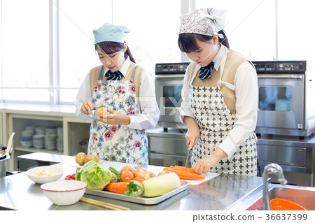 Junior high school student home economics cooking training 36637399