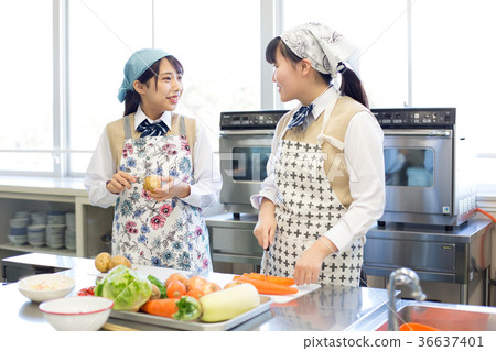 Junior high school student home economics cooking training 36637401