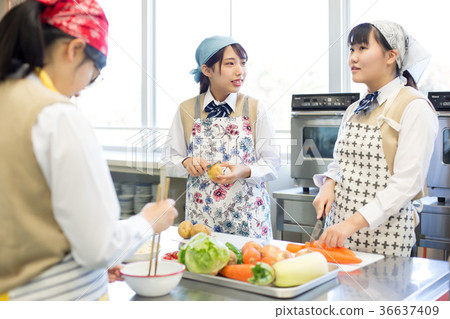 Junior high school student home economics cooking training 36637409
