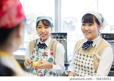 Junior high school student home economics cooking training 36638041