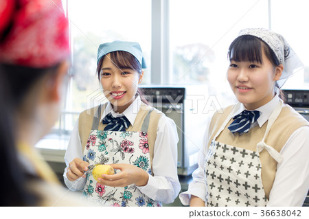 Junior high school student home economics cooking training 36638042