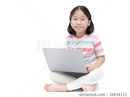 cute girl student using laptop to do homework 36638131