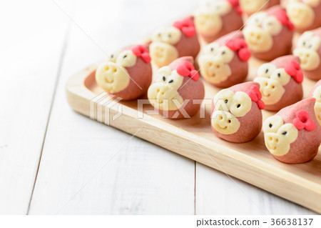fancy cookie in wood plate and white wood 36638137