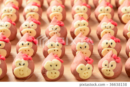 fancy cookie (Monkey head) in wood plate 36638138