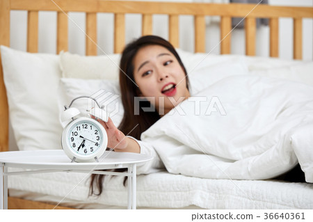 快樂的蜻蜓,女人,天氣,報警,睡覺,床 快樂的蜻蜓,女人,天氣,報警,睡覺,床 36640361