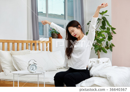 快樂的蜻蜓,女人,天氣,報警,睡覺,床 快樂的蜻蜓,女人,天氣,報警,睡覺,床 36640367