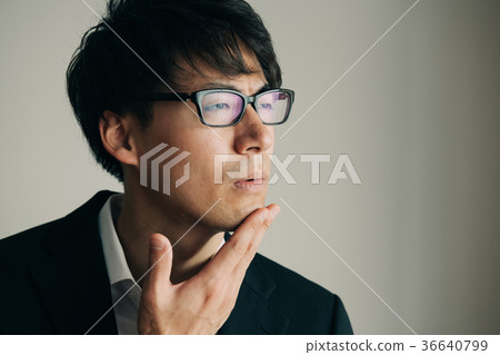 關心粗糙的皮膚的年輕日本人 36640799