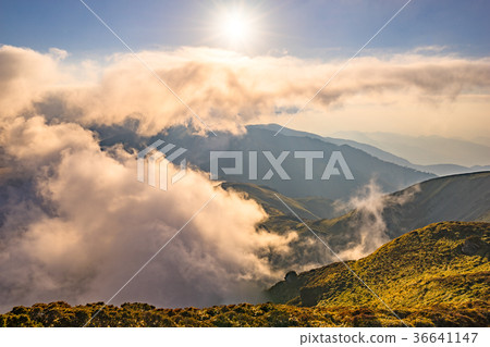 Looking at the Tenguzuka area from the top of Mitsumine at dusk (Miyoshi City, Tokushima Prefecture) *There is shooting position information in the comment section of the work 36641147