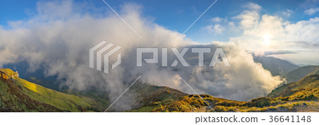 [高分辨率全景]黃昏時分，從三鷹山的山頂，看天狗塚的方向（德島縣三好市） 36641148