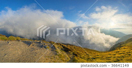 [High-resolution panorama] At dusk, view the Tenguzuka area from the summit of Mimine (Miyoshi City, Tokushima Prefecture) *Photo taken in the comment section of the work 36641149