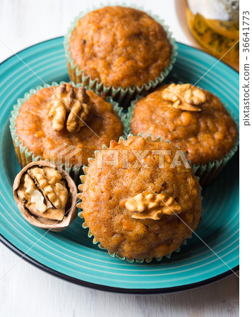 Carrot spiced muffins with walnuts Carrot spiced muffins with walnuts 36641773