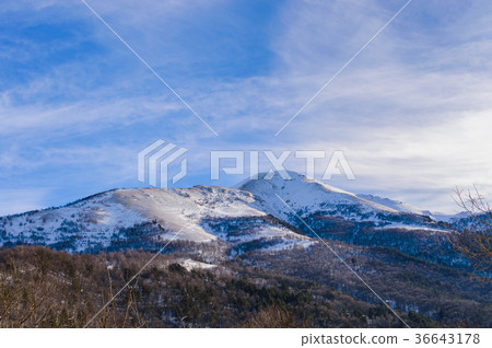 Winter mountain landscape with rocks and snow Winter mountain landscape with rocks and snow 36643178
