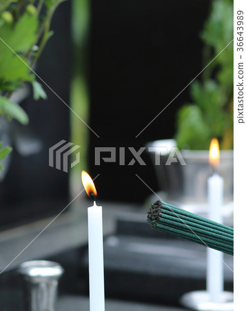 去墳墓，香火和蠟燭圖像 36643989