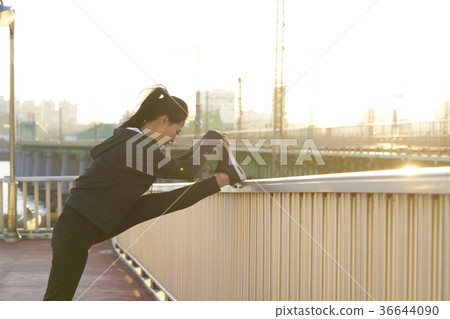 Jogging, winter 36644090