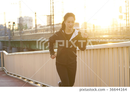 Jogging, winter 36644164