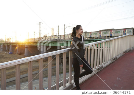 Jogging, winter 36644171