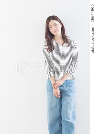 Young woman white wall 36644909