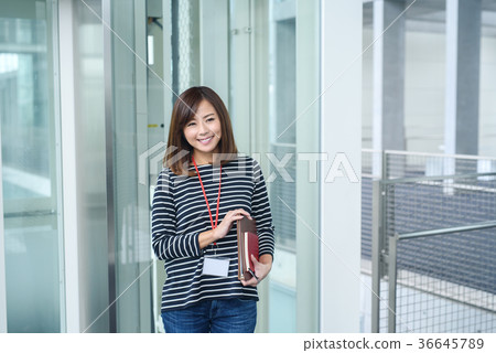 隨便的女商人 隨便的女商人 36645789