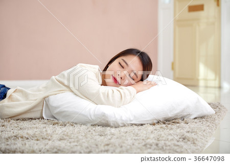 二十多歲在客廳裡打盹 36647098