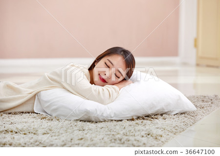 二十多歲在客廳裡打盹 36647100