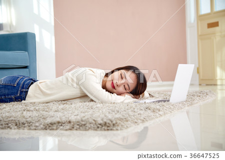 20 多歲的女性在客廳使用電腦 36647525