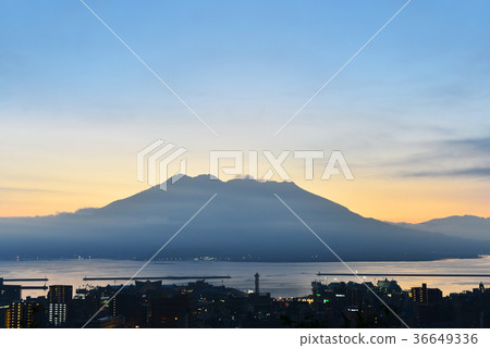 黎明時分的櫻島 36649336