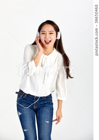 20 girls who enjoy music and enjoy 36650468