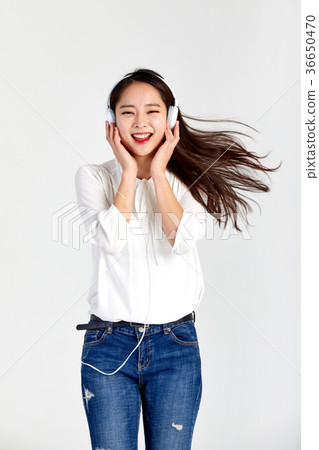 20 girls who enjoy music and enjoy 36650470