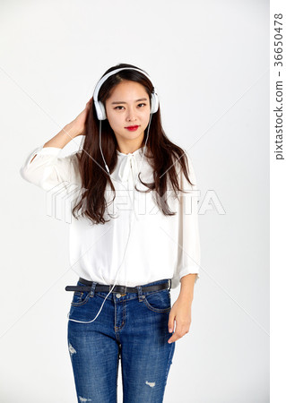 20 girls who enjoy music and enjoy 36650478