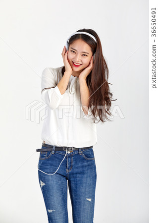 20 girls who enjoy music and enjoy 36650491