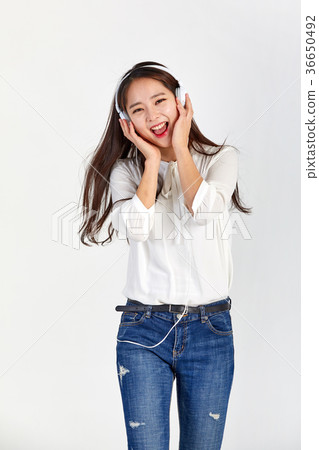 20 girls who enjoy music and enjoy 36650492