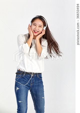 20 girls who enjoy music and enjoy 36650494