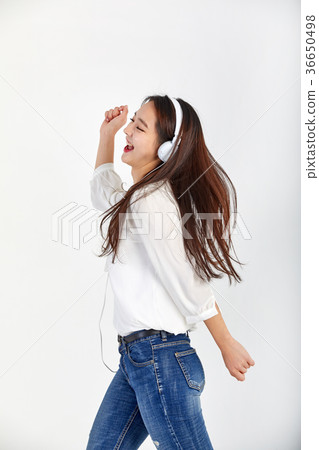 20 girls who enjoy music and enjoy 36650498