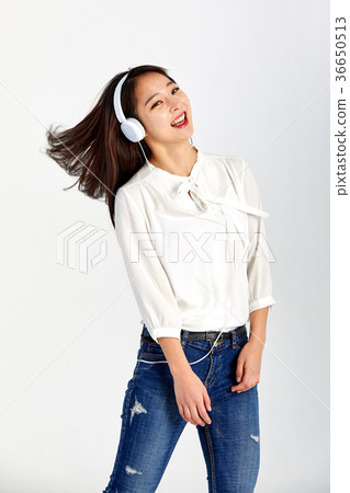 20 girls who enjoy music and enjoy 36650513