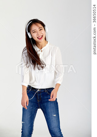 20 girls who enjoy music and enjoy 36650514