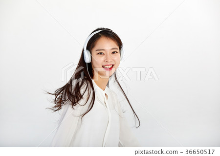 20 girls who enjoy music and enjoy 36650517